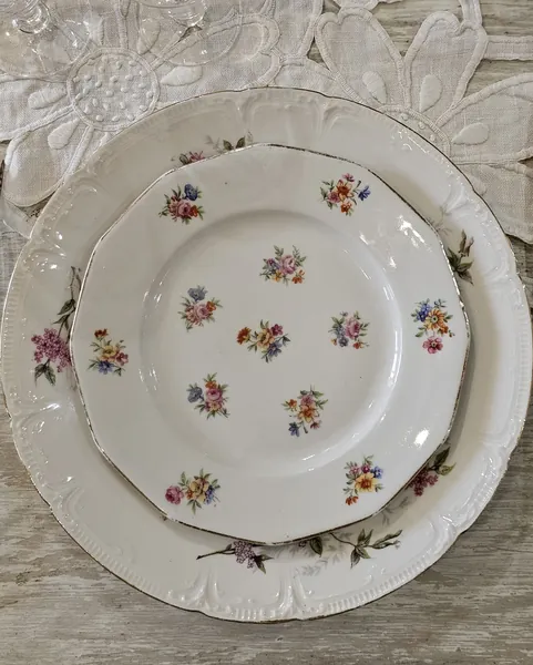 Assiette champêtre — motif fleuri